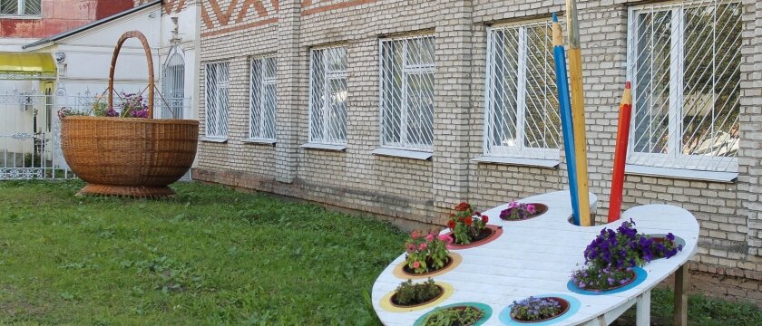 На улице Заречная установили арт-объекты: огромная корзина с цветами и палитра с карандашами и кистями