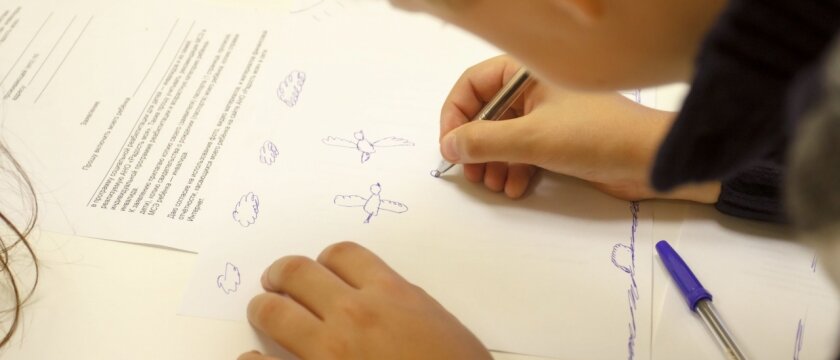 Ребенок рисует птичек на листе бумаги, Ивантеевка, Московская область