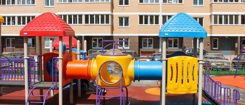 Обычная детская площадка, разноцветная, много элементов