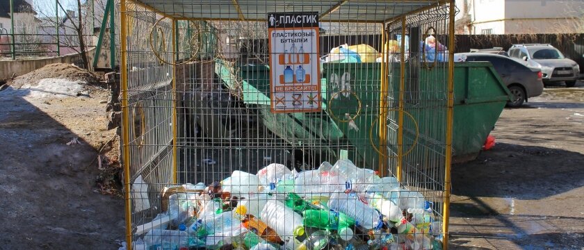 Площадка для бытового мусора, помимо контейнеров для общих отходов, клетка для пластиковых отходов, бутылок и пр., Ивантеевка, Подмосковье