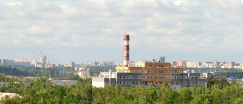 Зеленые деревья, вдалеке видна труба, Ивантеевка, Московская область 