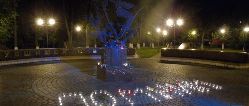 «ПОМНИМ» из свечей памяти в чашечках, около мемориала «Журавли», Ивантеевка Московской области