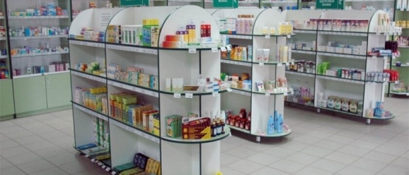 Аптека, препараты расставлены на полках
