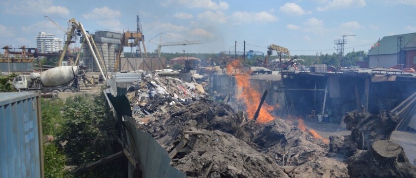 Свалка мусора в Ивантеевка, на территории свалки пожар, выкорчёванные пни, бытовой мусор