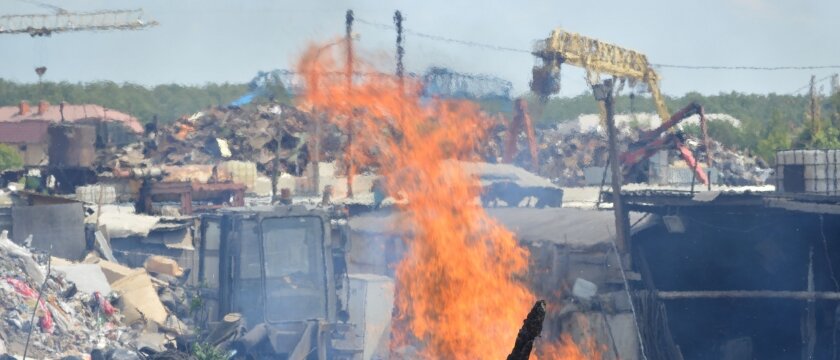 Сжигание мусора, окраина пром зоны на Центральном проезде, Ивантеевка, Подмосковье