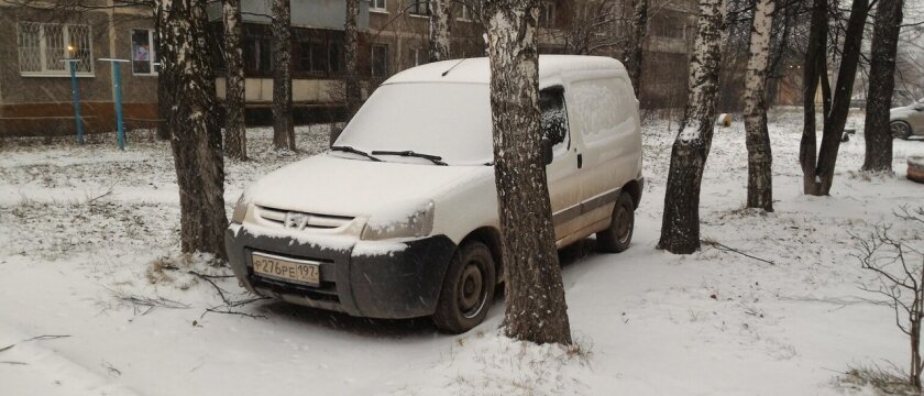 Автомобиль припаркован между деревьями, Ивантеевка, Московская область 