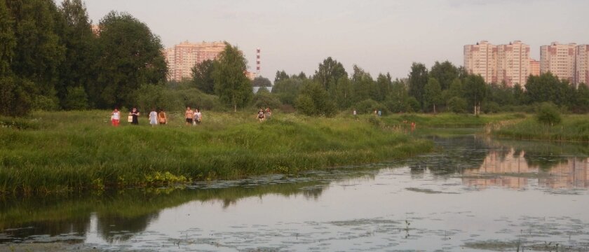 Люди идут вдоль реки Уча, Ивантеевка, Московская область