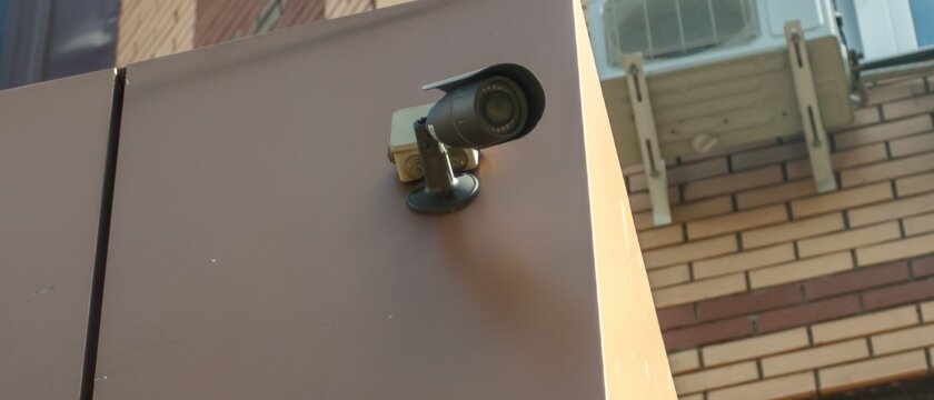 Видеокамера, установлена на козырьке пристройки к дому, Московская область