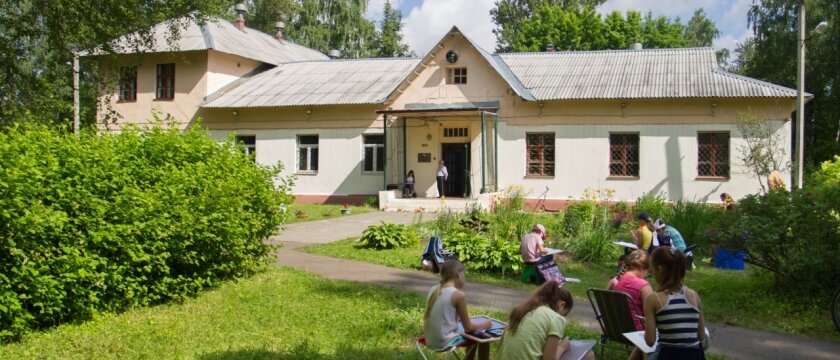 Здание детской художественной школы, дети рисуют на природе, Ивантеевка