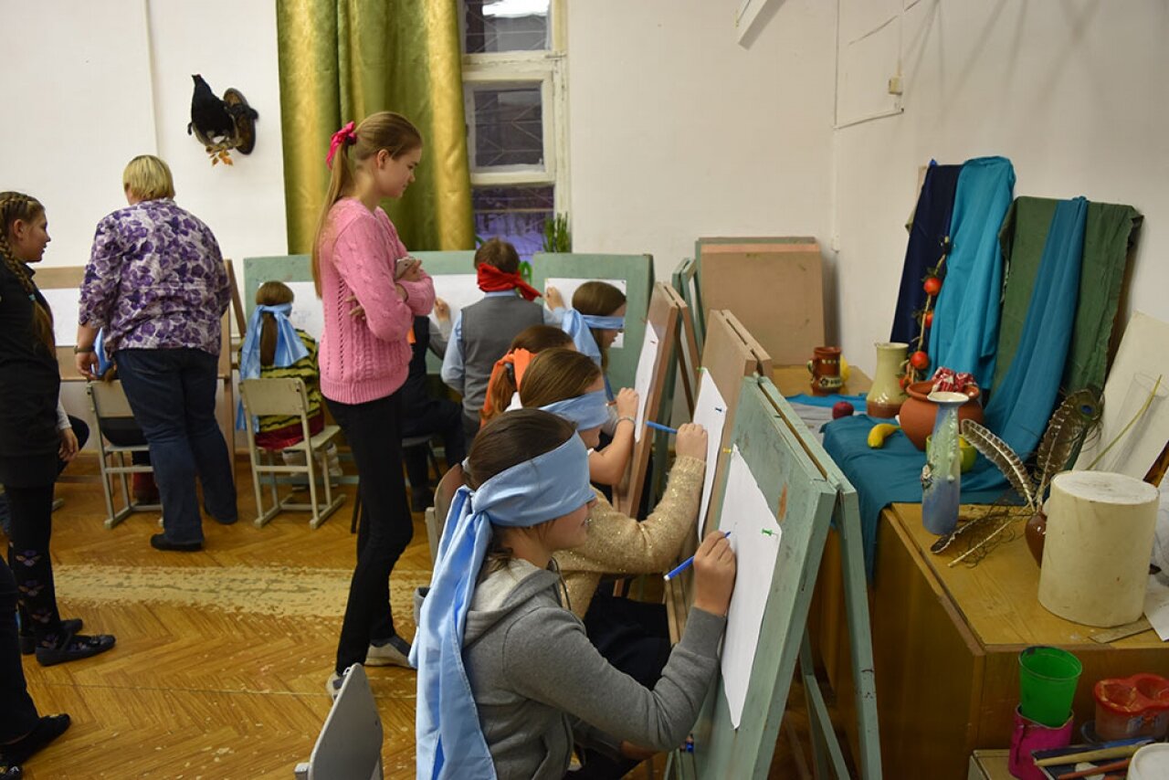 Дети рисуют с закрытыми глазами, новогодний праздник в ДХШ Ивантеевки, Московская область