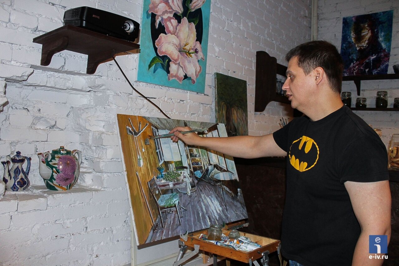Алексей Грибов, художник из Ивантеевки, добавляет несколько штрихов в почти завершённую картину