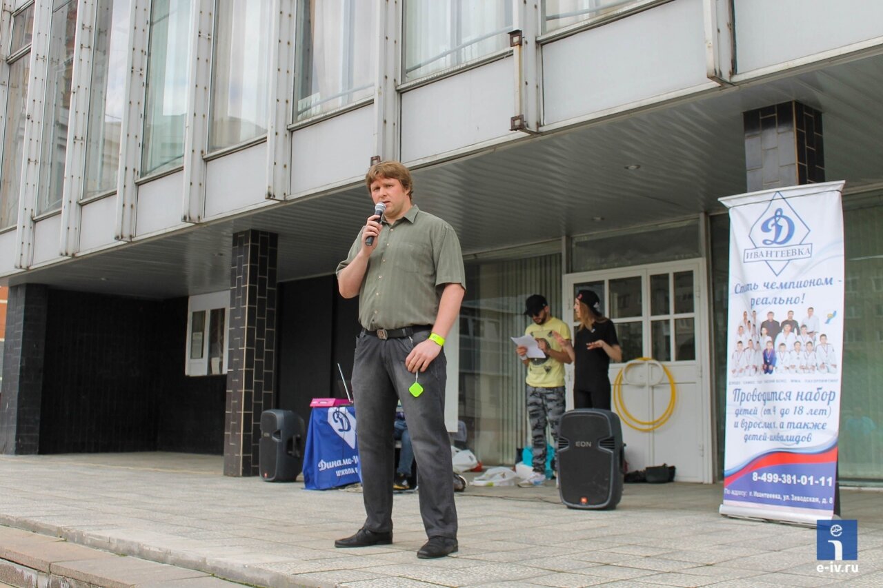 Андрей Белоусов, руководитель ивантеевского отделения МОД «Союз пешеходов», рассказывает про светоотражатели, на левой руке браслет и подвеска, которые отражают свет
