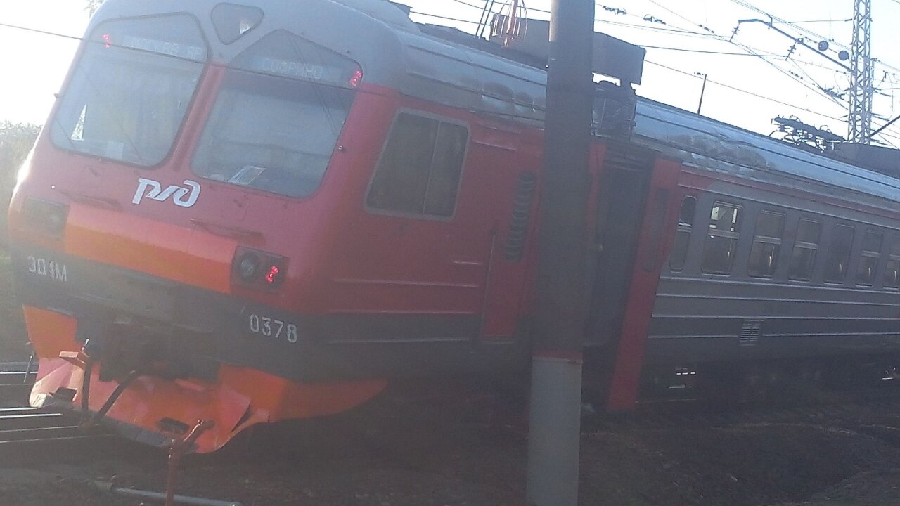 Авария на железной дороге, на фото электричка Софрино — Москва, которая сошла с путей 26 сентября 2015 года