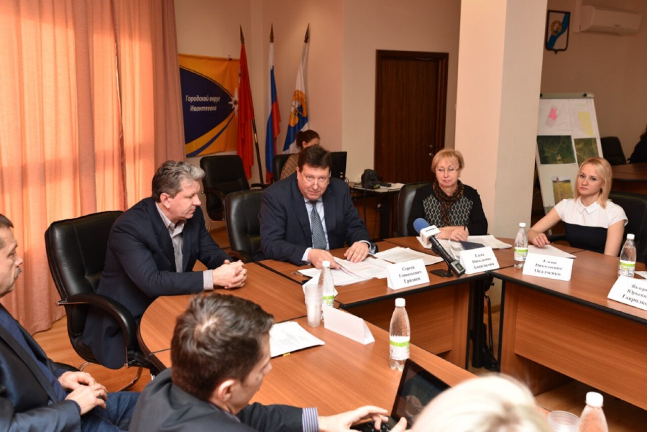 Встреча руководства Ивантеевки с представителями многодетных семей, в центре – глава города Сергей Гриднев