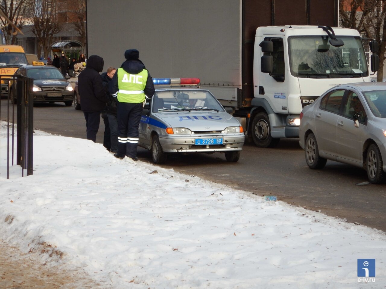 Сотрудник ГИБДД стоит рядом с машиной ДПС, Ивантеевка, Московская область