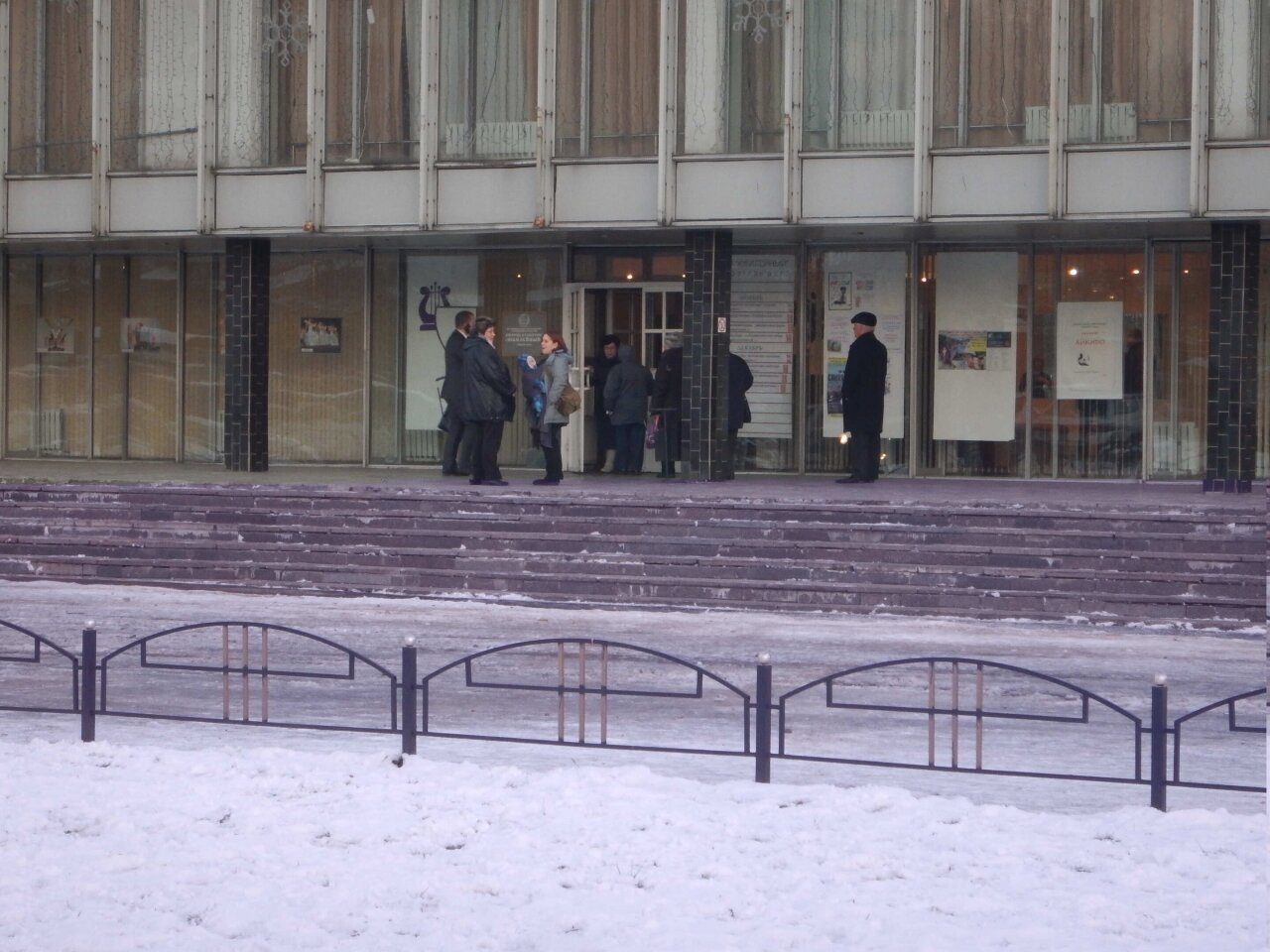 Несколько человек стоят на входе в ДК "Юбилейный", Ивантеевка, Московская область