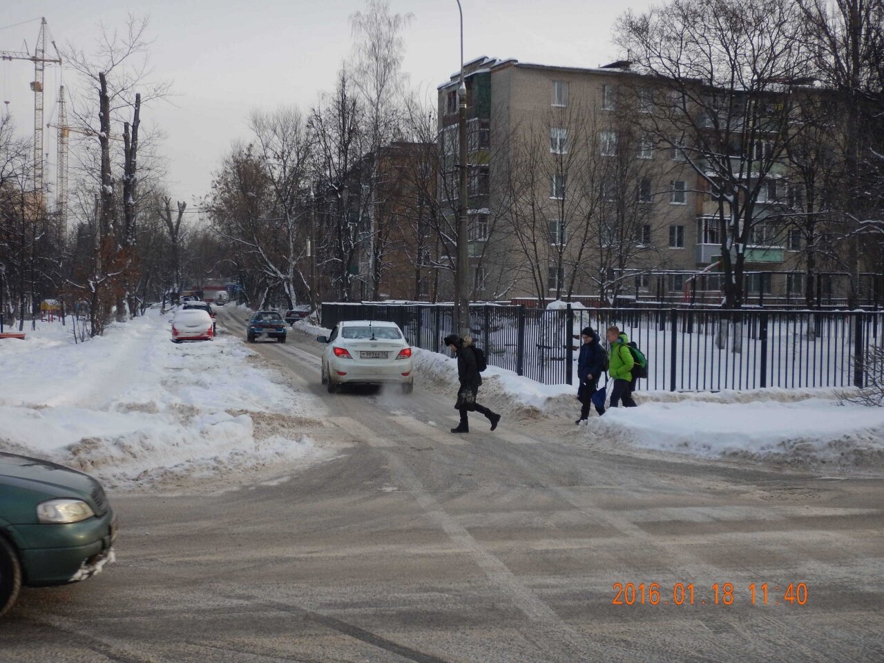 Дети переходят дорогу на пешеходном переходе, знаки еще не были установлены, Ивантеевка, Подмосковье