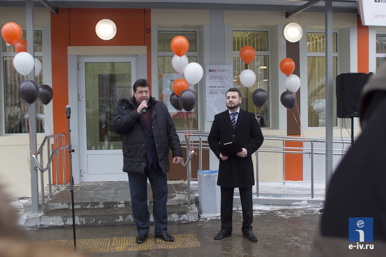 Глава Ивантеевки Сергей Гриднев выступает на открытии здания МФЦ после ремонта, Ивантеевка