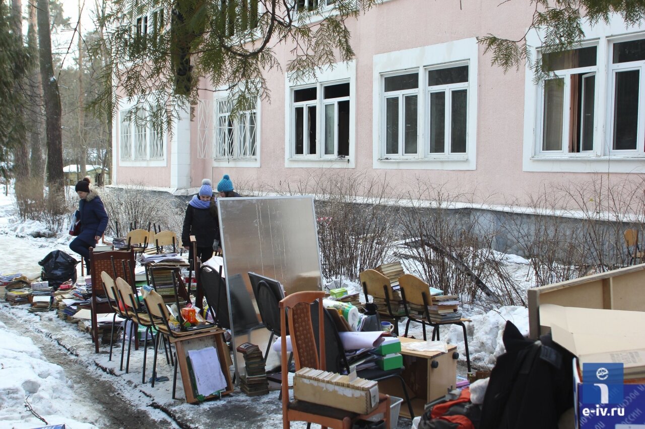 На улице рядом с музыкальным училищем стоят вещи, которые удалось спасти от пожара, Пушкино