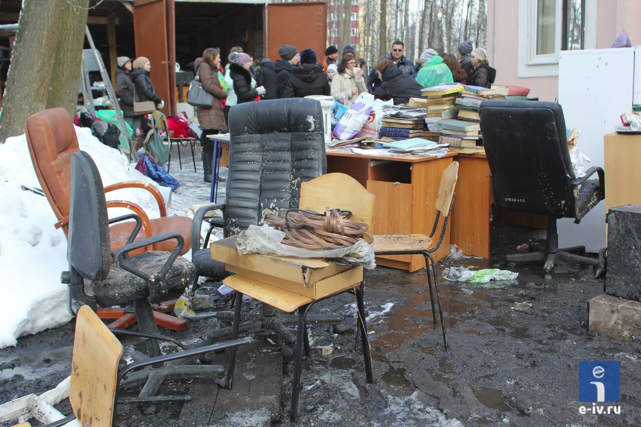 Несколько стульев и кресел, которые уцелели при пожаре в музыкальном колледже в Пушкине