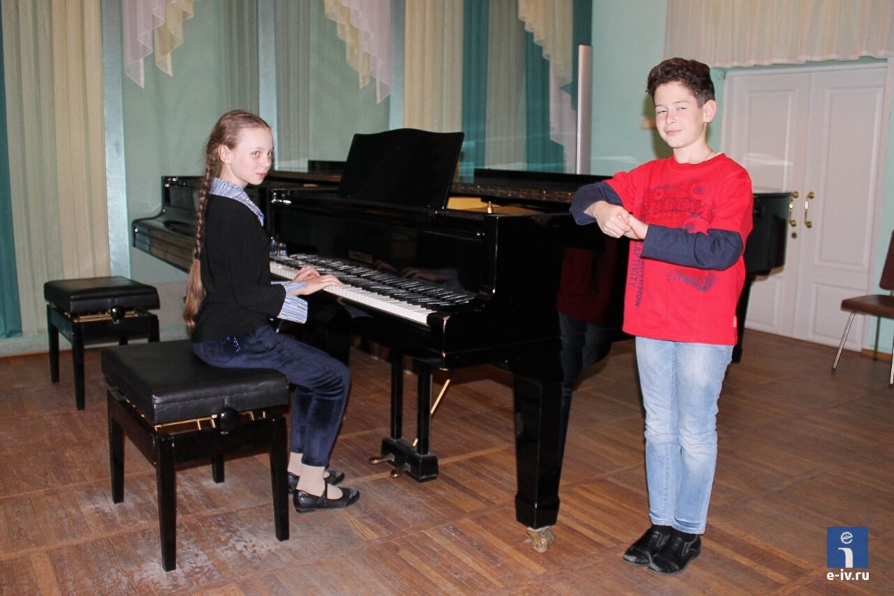 Александра Неснова за роялем и Валерий Фрид, детская музыкальная школа, Ивантеевка