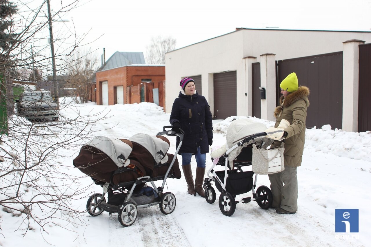 Две женщины гуляют с маленькими детьми, одна из колясок для двойни, Ивантеевка, Московская область