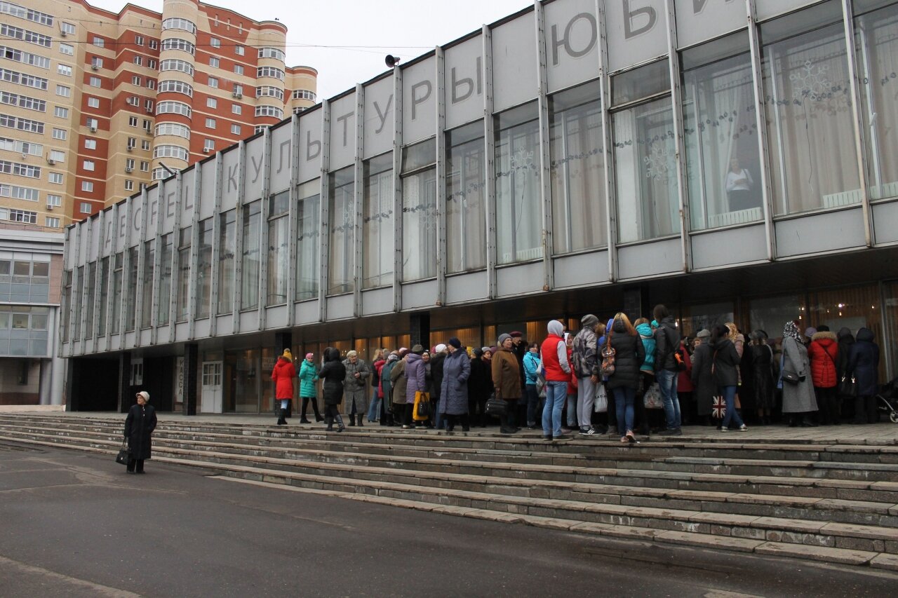 Люди стоят перед ДК "Юбилейный", ждут концерт Анастасии Волочковой