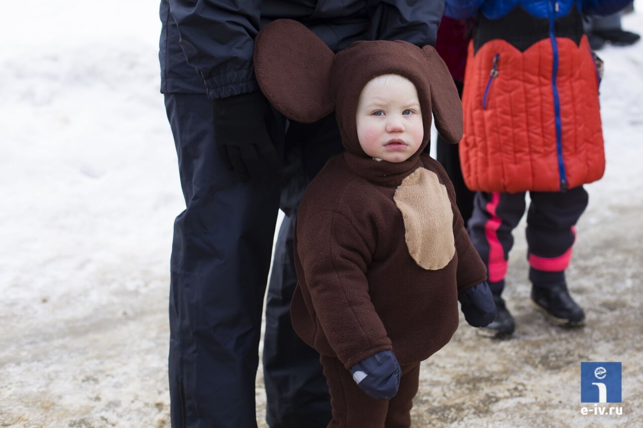 Ребенок в костюме чебурашки, парад санок в Ивантеевке