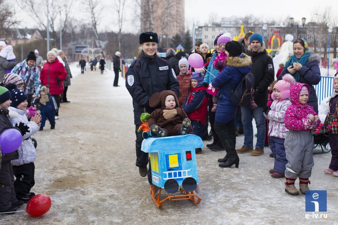 Мама в форме сотрудника РЖД и ребенок на санках в виде вагона поезда, детский праздник в Ивантеевке