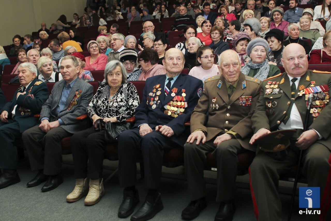 Праздничный концерт в ДК "Юбилейный" к Дню защитника Отечества, на первом ряду сидят ветераны, Ивантеевка