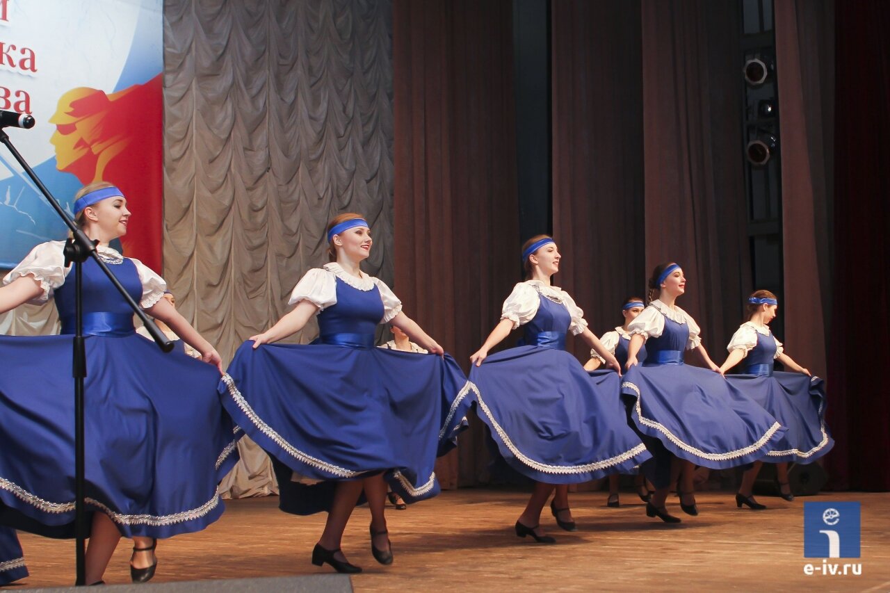 Танцевальный коллектив выступает на сцене ДК "Юбилейный", концерт к 23 февраля