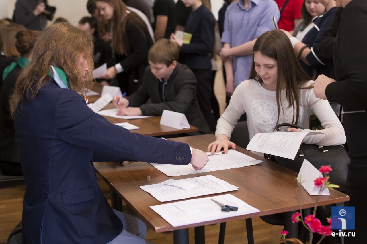 Девушка забирает бланк для голосования, выборы в МПИ Ивантеевки