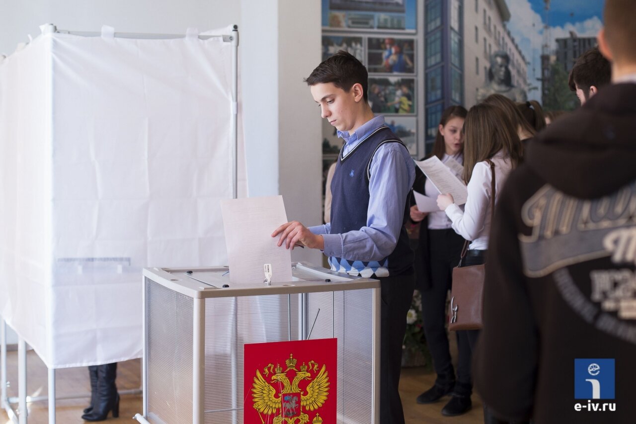 В россии прямое голосование. Урна для бюллетеней. Молодежь голосует. Люди голосуют. Молодежь голосует на выборах.