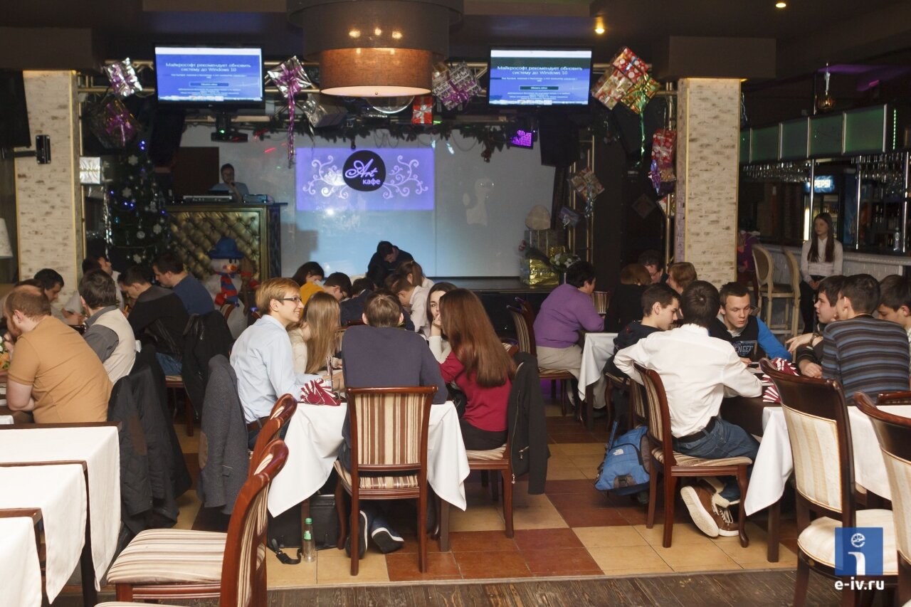 Арт-кафе, люди сидят за столиками, Ивантеевка, Московская область