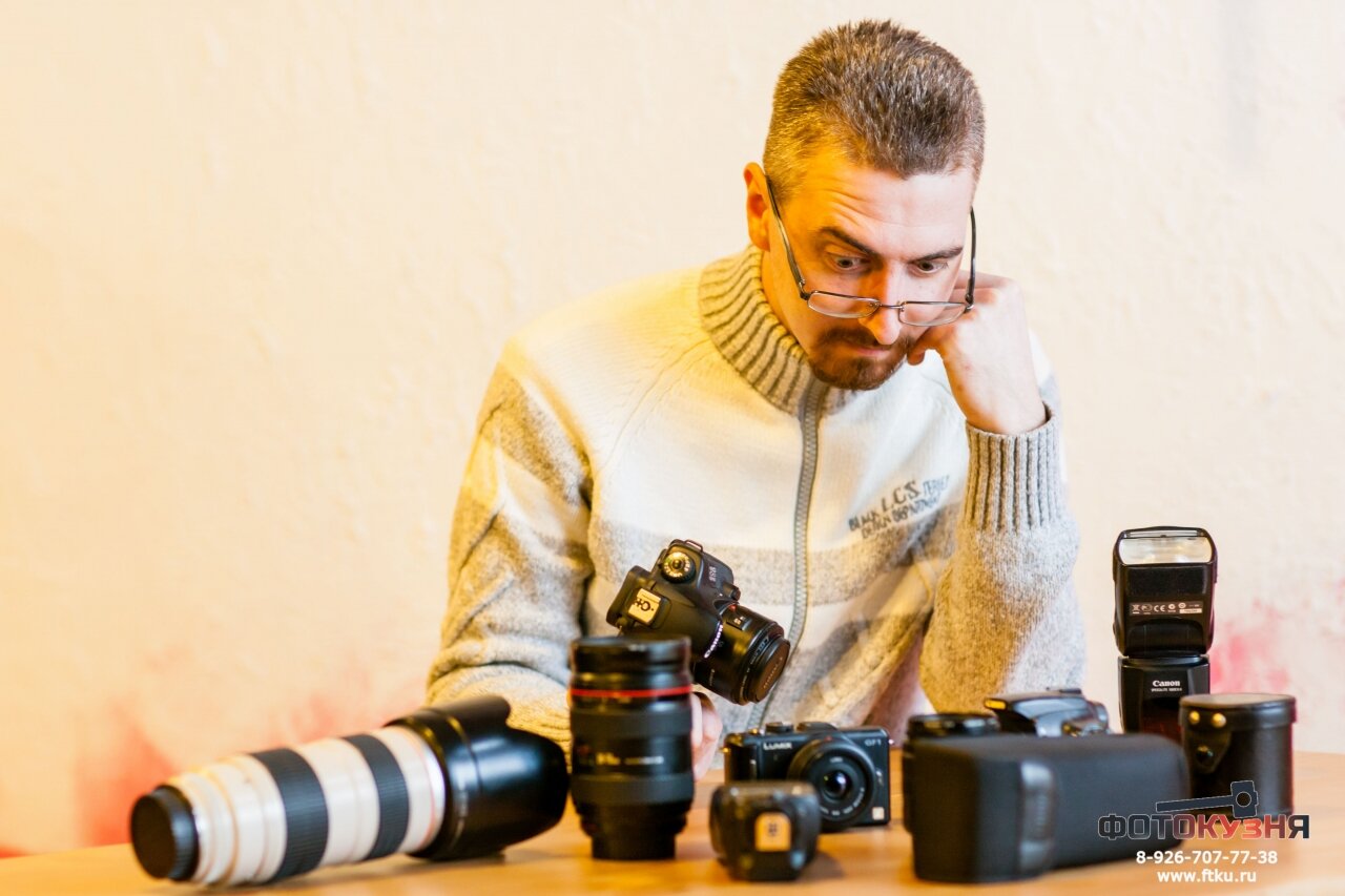 Фотограф сидит перед аппаратурой в растерянности, секреты хорошего фотографа, Ивантеевка