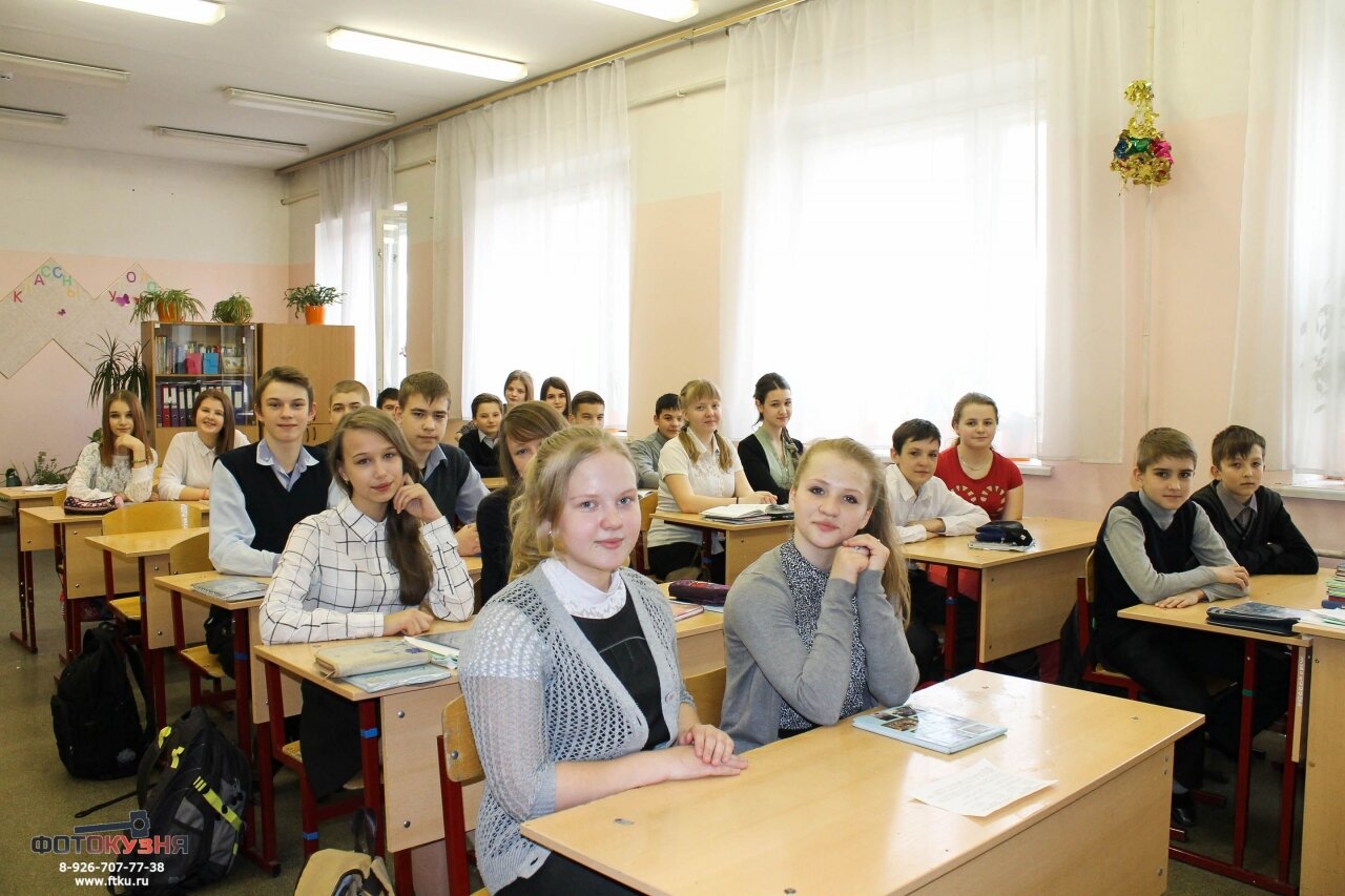 Школьники сидят за партой, 7 класс, Ивантеевка, Московская область