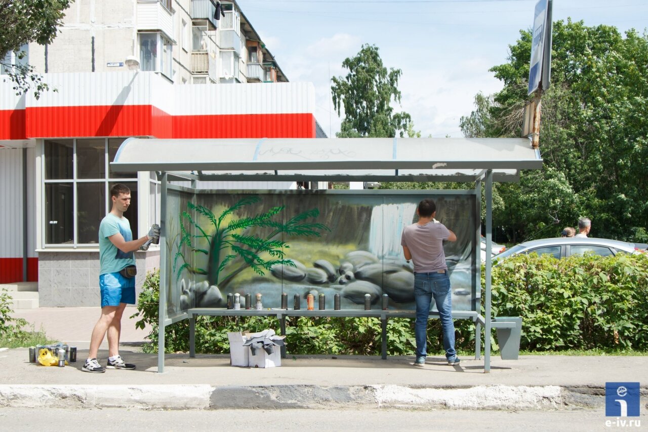 Команда художников наносит рисунок на автобусный павильон, на рисунке водопад, большие камни и красивый лес, Ивантеевка Московской области
