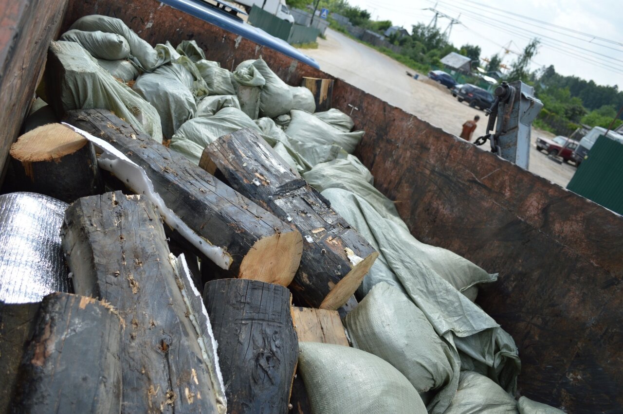 Конетйнер деревянного мусора, распиленные смоляные брёвна, мешки с чем-то, - все ждут своего костра, Подмосковная Ивантеевка