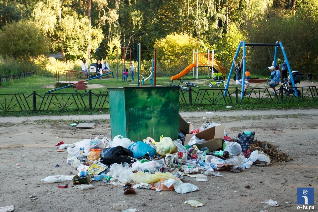Много мусора вокруг контейнера, на заднем плане детская площадка, дети играют, родители общаются, Советский проспект, Ивантеевка, Московская область