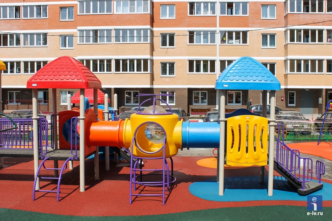 Обычная детская площадка, разноцветная, много элементов