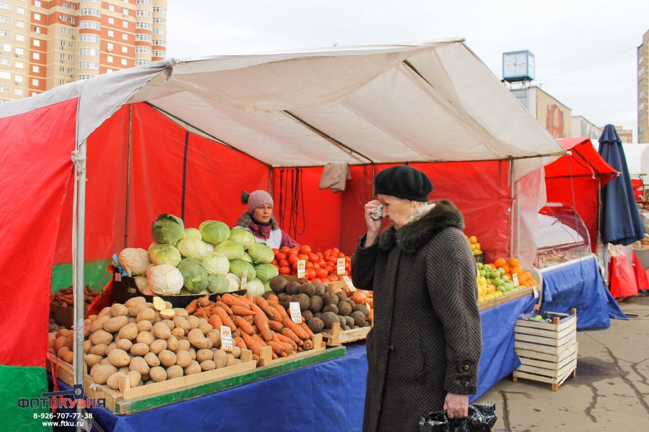 Палатка с овощами, бабушка выбирает продукты, Ивантеевка, Московская область 