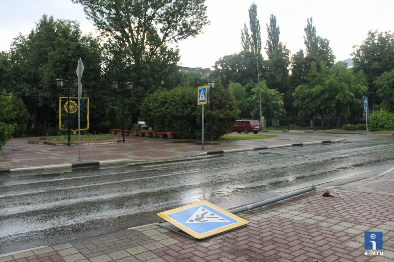 Сломанный столб со знаком пешеходного перехода, пересечение бульвара по Задорожной с Советским проспектом, Ивантеевка