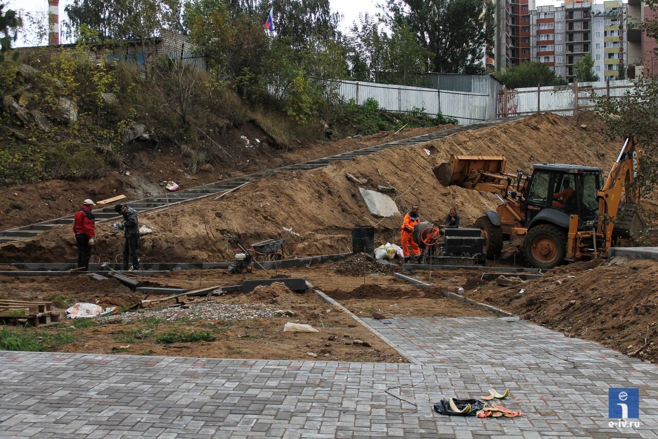 Строительные работы по созданию пешеходной зоны с Бережка на Хлебозаводскую, строительная техника, 5 рабочих