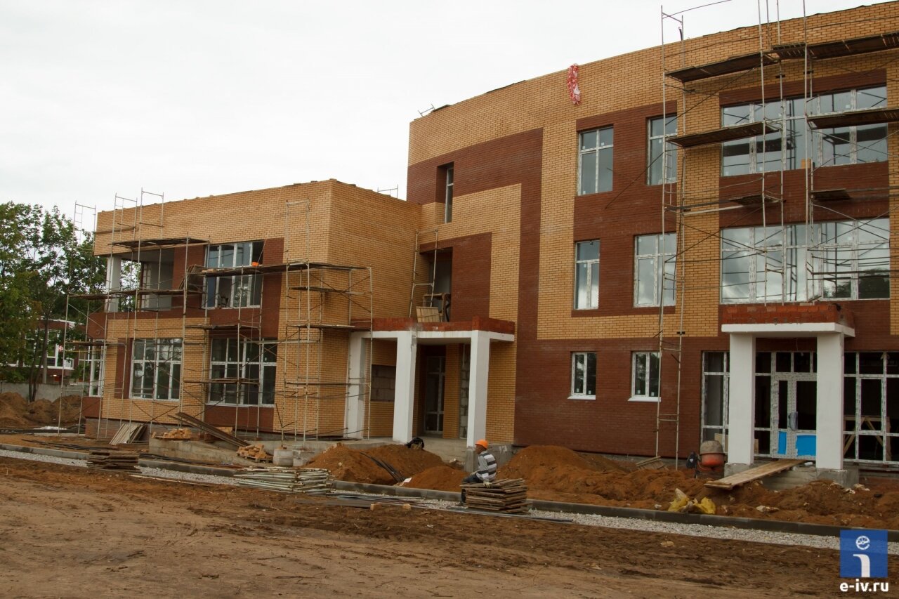 Стройплощадка, у зданий стоят леса, идут ремонтные работы, детский сад на Школьной, Ивантеевка, Московская область