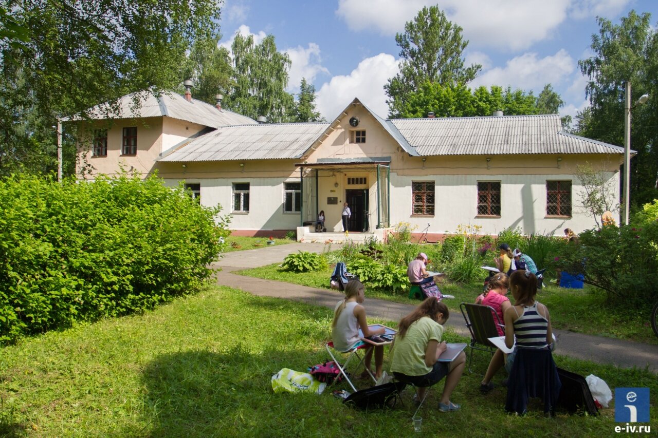 Здание детской художественной школы, во дворе сидят дети и рисуют, летний лагерь, Ивантеевка