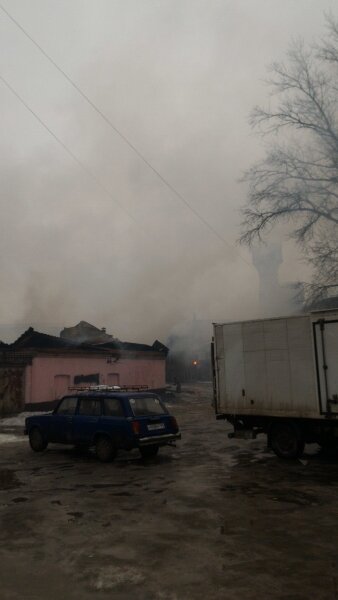 Фотография пожара на фабрике Дзержинского, фото в сторону ФУБР с парковки у административного корпуса, дорога перекрыта