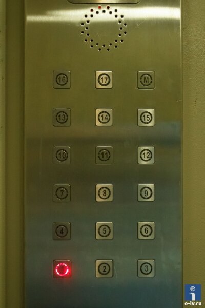 Лифтовая панель в 17-этажном доме в хорошем состоянии, кнопки удобные, расположены слева направо, снизу вверх