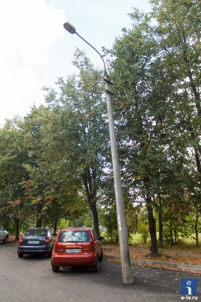 Столб — опора для уличного освещения, находится на парковке, стоит под наклоном, напротив 1 подъезда Задорожной 26, Ивантеевка