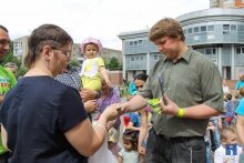 Андрей Белоусов раздаёт браслеты, которые отражают свет, также раздаёт листовки, Ивантеевка Московской области, «Союз пешеходов»