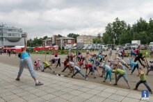 Ирина Дубровкина, показ статичных упражнений, техника йоги, массовая зарядка в Ивантеевке, 50 человек повторяют за Ириной